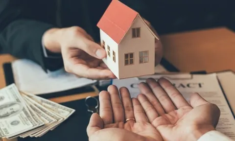 Từ 1/12, ngân hàng khi thu giữ tài sản bảo đảm phải hỗ trợ người vay tối đa 12 tháng lương