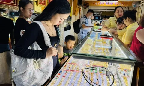 Giá vàng lập đỉnh mới, lên sát 155 triệu đồng/lượng