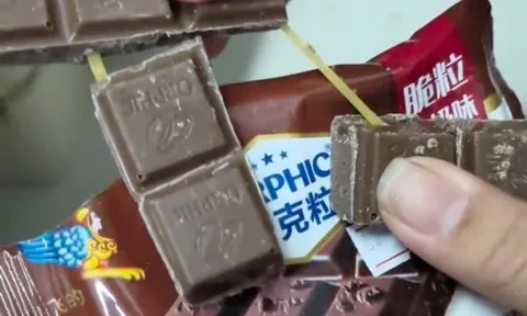 Mua thanh sô cô la giá 7.000 đồng, cô gái phát hiện thứ 'không ai ngờ' bên trong