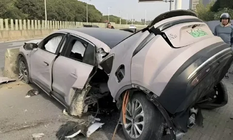 Chiếc xe điện Nio EC6 gãy đôi như ‘bị chém’, 2 người bên trong vẫn sống sót kỳ diệu