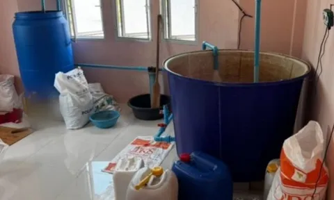 Một trung tướng người Thái Lan chỉ huy cuộc đột kích, tóm gọn đường dây sản xuất nước tương, cà phê giả quy mô lớn, tịch thu hơn 240.000 sản phẩm và loạt chai lọ, máy trộn