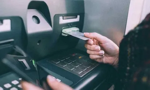 Phát hiện thủ đoạn hoàn toàn mới, điều khiển máy ATM tự động nhả tiền