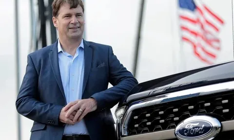 CEO Ford bất ngờ khen Xiaomi SU7 'ấn tượng như đang cầm lái một chiếc Taycan', ví hãng xe Trung Quốc như 'Apple của ngành EV'