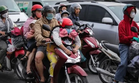 Ngay bây giờ, quy định mới về chở trẻ em trên 6 tuổi bằng xe máy: Cha mẹ biết để chấp hành, tránh bị phạt lên tới 10 triệu và tước GPLX 10-12 tháng