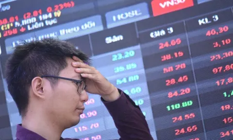 Chứng khoán hướng lên đỉnh cũ, nhà đầu tư vẫn 'ngậm ngùi'