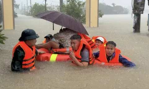 Khẩn trương thu dung và cấp cứu nạn nhân mưa lũ tại miền Trung