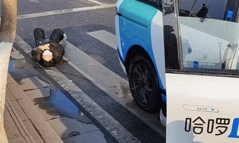 Hai người đi bộ nguy kịch sau cú tông của robotaxi