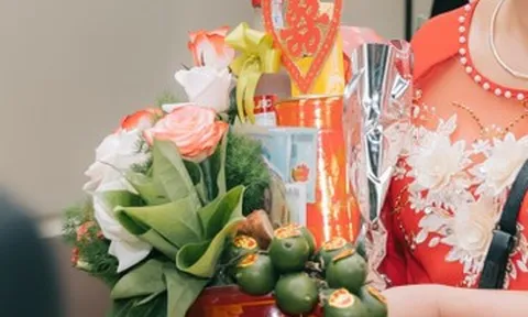 Mẹ chồng 'keo kiệt' mang sính lễ khiến cô dâu sững sờ, rơi nước mắt