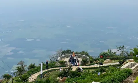 Núi Bà Đen mở lại dịch vụ cho du khách leo núi