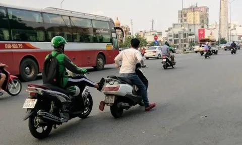 Ngay bây giờ, hành động tưởng ‘trượng phu’ với người khác khi đi xe máy sẽ bị phạt lên tới 14 triệu và bị trừ 10 điểm GPLX