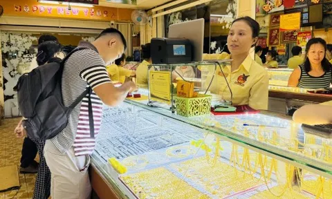 Giá vàng miếng chính thức vượt 157 triệu đồng/lượng