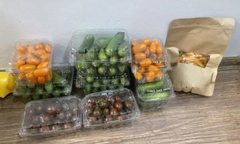 Mang đồ quê lên biếu, người phụ nữ sững sờ trước hành động của thông gia giàu