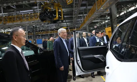 Phó Thủ tướng Thường trực Nguyễn Hòa Bình thăm Công ty VinFast