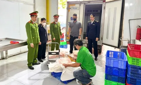 Phát hiện hơn 1,3 tấn mỡ lợn, da gà và nội tạng 'trôi nổi' trong kho lạnh và xe tải ở Bắc Ninh