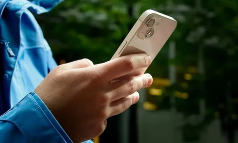 Mẫu iPhone mới chính hãng giảm kịch giá chỉ còn nhỉnh 11 triệu: Chip A15, màn 6.1 inch, đáng mua nhất 2025