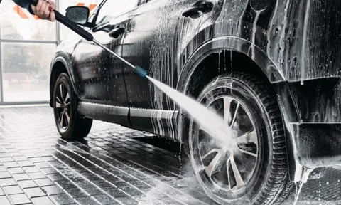 Vì sao chiếc xe được rửa sạch bóng thường xuyên lại xuống cấp nhanh hơn xe để bụi?