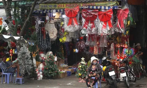 Tiểu thương rầu rĩ vì hàng trang trí Noel ế ẩm