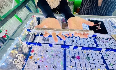 Giá vàng quay đầu giảm, bạc tiếp tục bứt phá