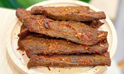 Thấy thịt khô bán quá đắt, ông lão 79 tuổi quyết tự làm: Thu về 2 tỷ USD mỗi năm, trở thành 'ông trùm' cung cấp cho toàn nước Mỹ