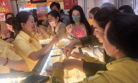 Vàng giảm xuống dưới 158 triệu đồng/lượng, bạc vượt 3 triệu đồng/lượng