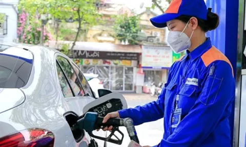 Tin vui cho người dân khi giá xăng dầu tiếp tục hạ nhiệt ngay trước thềm năm mới