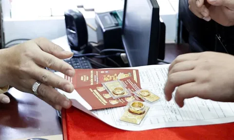 Giá vàng giảm gần 4 triệu đồng, khách xếp hàng dài, cửa hàng bán không kịp