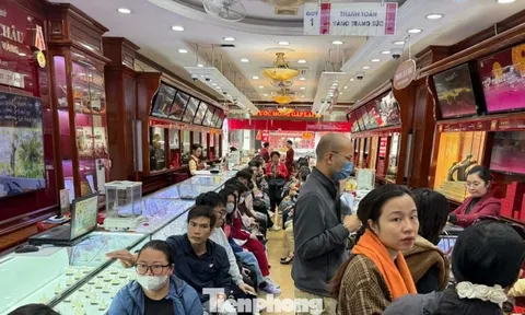 Giá vàng SJC giảm rất mạnh, thông báo bất ngờ từ một doanh nghiệp