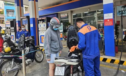 Giá xăng RON95 giảm còn gần 19.000 đồng/lít