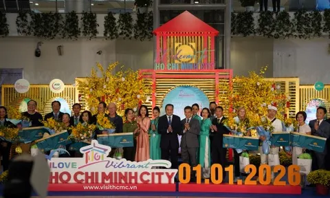 Du khách quốc tế nhộn nhịp 'xông đất" Việt Nam