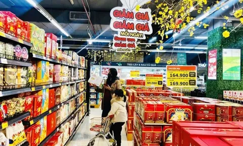 Thị trường hàng Tết 'sống vội', đua nhau xả kho sớm dù chưa tới rằm tháng Chạp