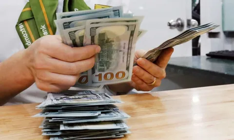 Tỷ giá USD hôm nay 8/1: Ngân hàng tăng nhẹ, chợ tự do giảm sâu