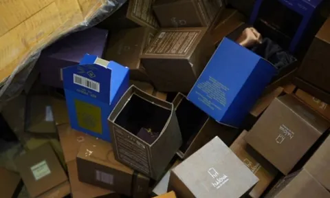 Đôi vợ chồng 'phù phép' hóa chất chợ Kim Biên thành nước hoa cao cấp nhãn hiệu HALOVA