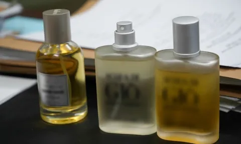 Choáng váng xưởng nước hoa giả Chanel, Dior, Le Labo... của vợ chồng Giám đốc HALOVA: Hơn 130 lít nước hoa đã pha chế, 12.400 vỏ chai và 18.000 nhãn hiệu nước hoa các loại