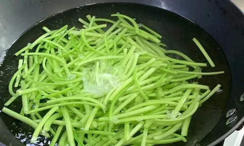 Đừng chỉ ăn củ, lá loại cây này quý như "nhân sâm người nghèo", hễ ra chợ là thấy