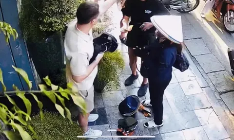 Du khách Tây 'choáng' vì nón lá bị hét giá 850.000 đồng trên phố Hàng Gai và cái kết