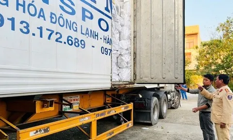 CSGT bất ngờ phát hiện "bí mật" về lô hàng 10 tấn trên xe đầu kéo