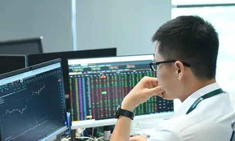 Chứng khoán 'rơi' khỏi đỉnh lịch sử