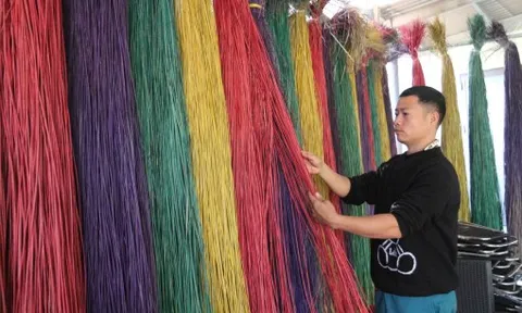 Sau lũ, làng chiếu miền Trung thiếu nguyên liệu làm hàng tết