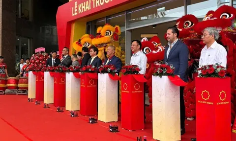 Chủ tịch Hoa Sen Lê Phước Vũ "xuống núi" bắt tay tỷ phú Trần Bá Dương: Chính thức kích hoạt "bom tấn" bán lẻ Hoa Sen Home