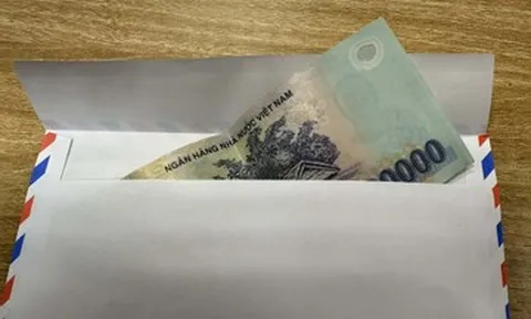 3 chị gái mỉa mai phong bì của thông gia giàu rồi lặng thinh khi biết sự thật