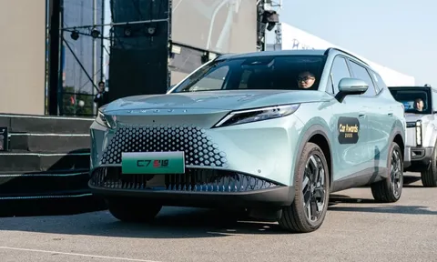 SUV Trung Quốc Omoda C7 chính thức mở bán: PHEV chạy 1.250km, giá chỉ 800 triệu, thách thức cả CR-V, CX-5