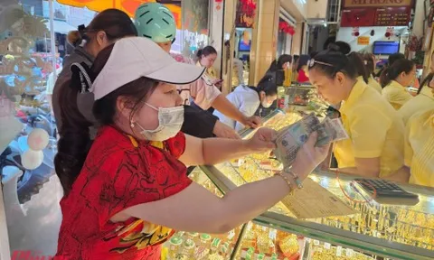 Giá vàng tăng vọt lên 165 triệu đồng/lượng, bạc cũng có đỉnh mới