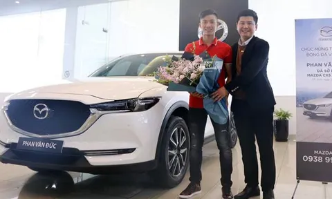 ‘Người hùng’ U23 từng dùng 1 năm tiền lương, thưởng để mua ô tô tặng mẹ, nhận xe sau khi trở về từ UAE