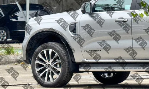 Lộ ảnh chiếc Ford Everest Platinum 'không giống ai' tại Hà Nội: Dùng máy xăng, sở hữu loạt trang bị chưa từng bán chính hãng trên toàn thế giới