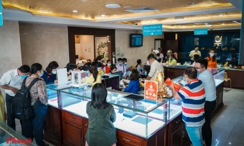 Giá vàng lập kỷ lục mới, 166 triệu đồng/lượng