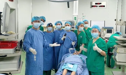 Bé trai 7 tuổi bị hóc dị vật đường hô hấp do thói quen nguy hiểm khi học bài