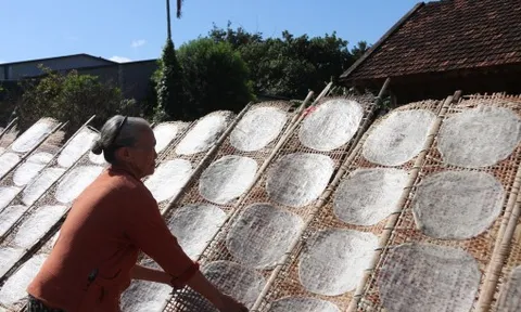 Làng bánh tráng Ea Nuôl đỏ lửa những ngày giáp tết