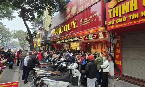 Giá bạc lập đỉnh lịch sử, người dân xếp hàng dài từ sáng sớm vẫn 'cháy hàng'