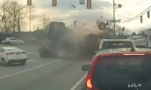 Đạp nhầm chân ga, cụ bà 83 tuổi lái chiếc SUV húc văng 7 chiếc ô tô đang chờ đèn đỏ