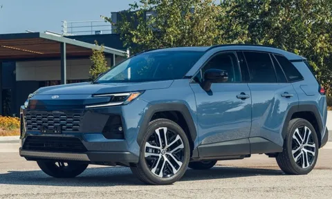 Toyota sắp bán bản hybrid với mẫu SUV rất được ưa chuộng: Vận hành được đa địa hình, nội thất được chăm chút, giá bán ‘rẻ như cho’ không?